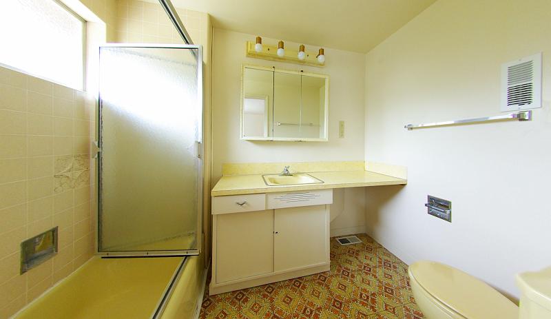 (16) master bath - yellow!.jpg